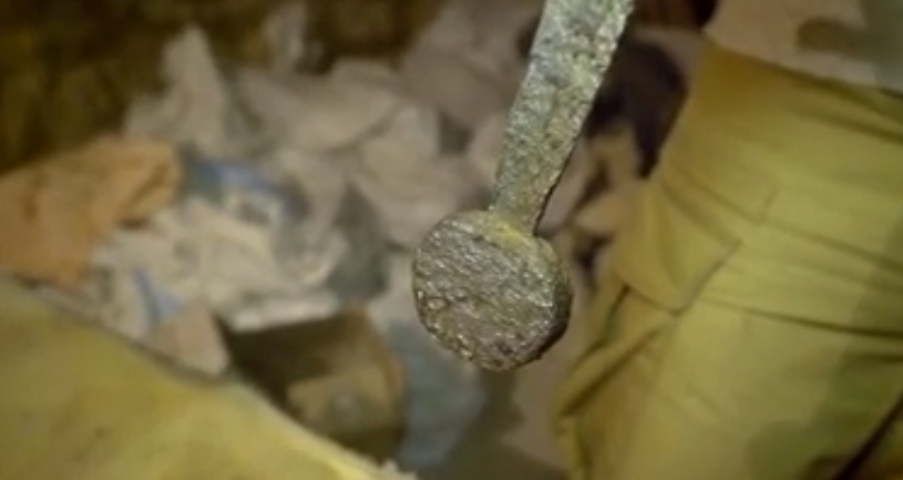 У львівському підземеллі знайшли меч воїна-хрестоносця: в мережі скандал